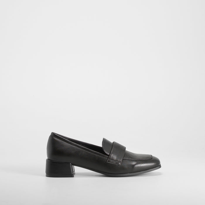 MocasÃn tacón bajo forrado negro COMFEET