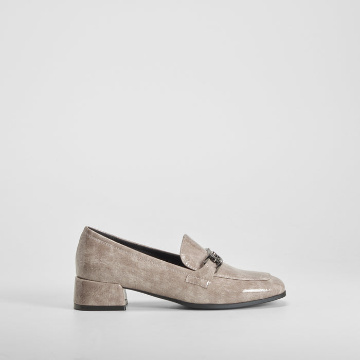 MocasÃn tacón bajo metalizado beige COMFEET