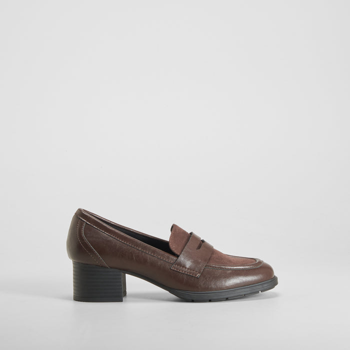 MocasÃn tacón marrón oscuro COMFEET