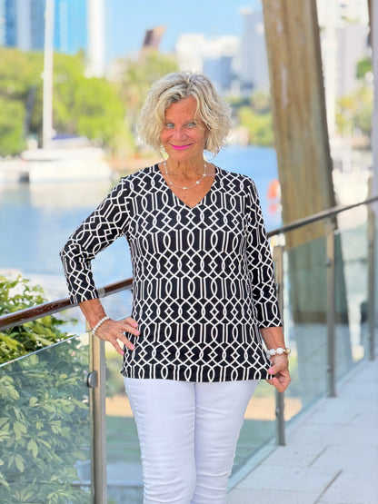 LULU B MIDNIGHT TRELLIS V NECK TOP