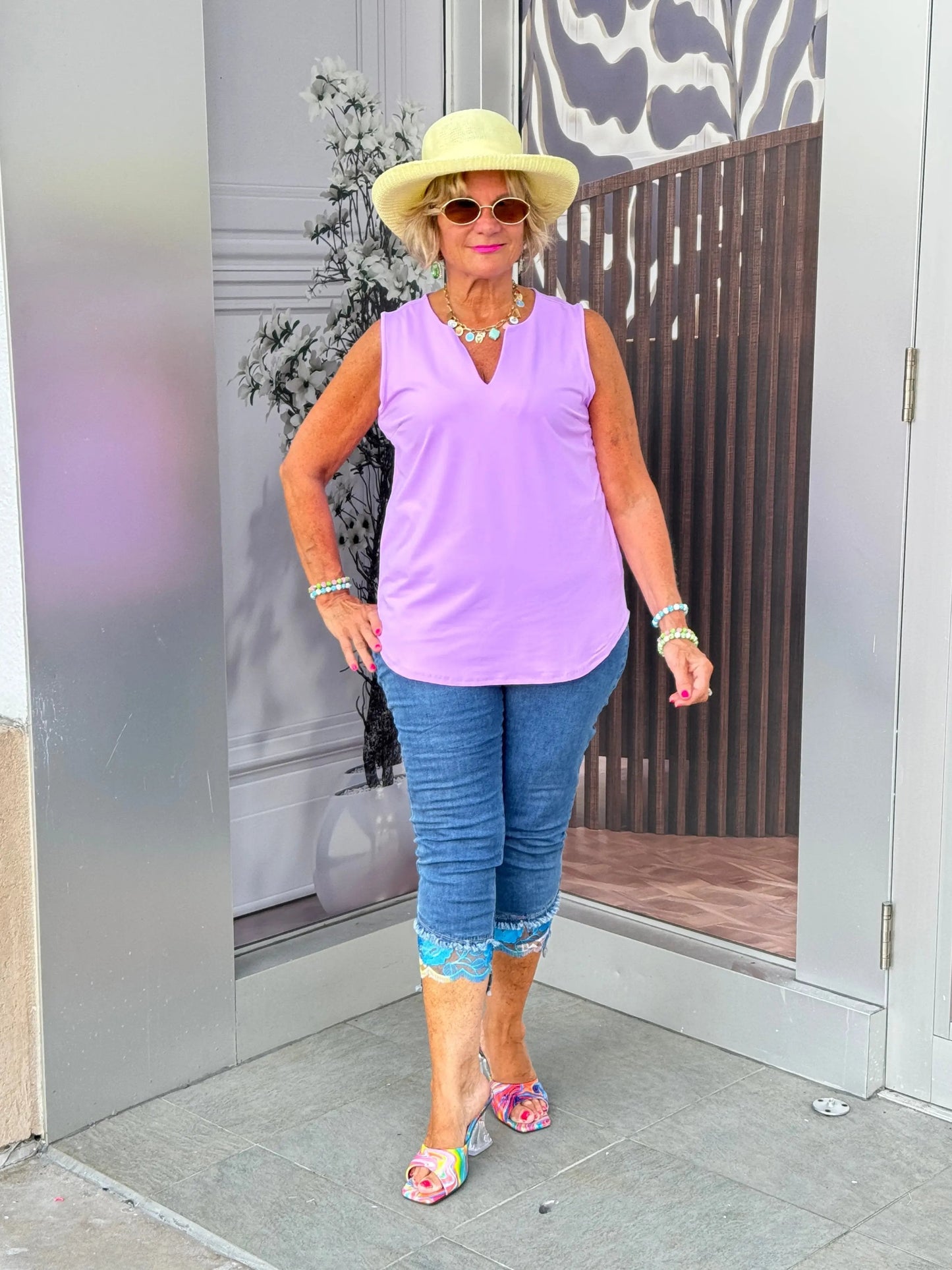 LILAC SLEEVELESS V -NECK TOP