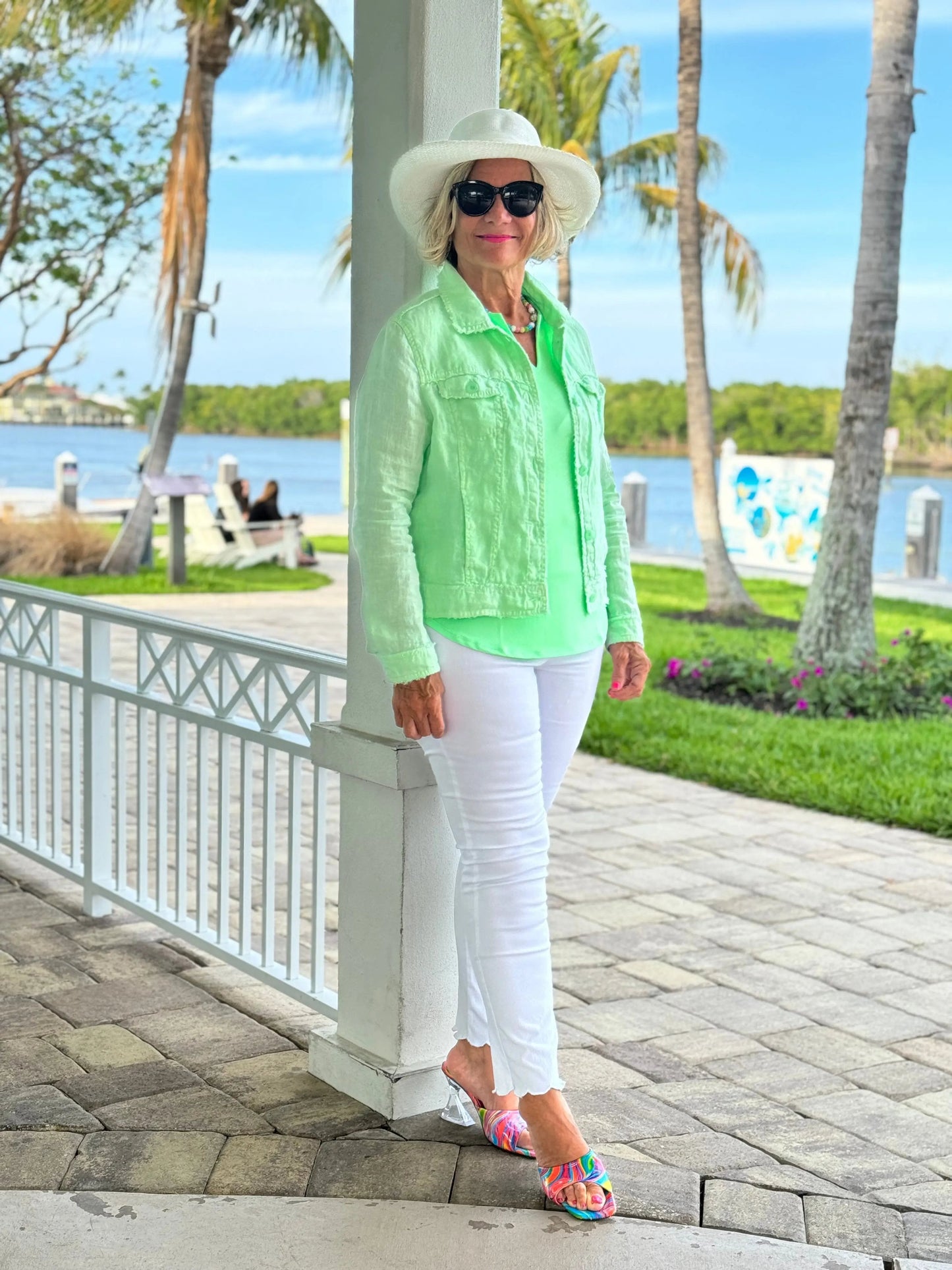 CLEAR LIME SOLID SLEEVELESS V TOP