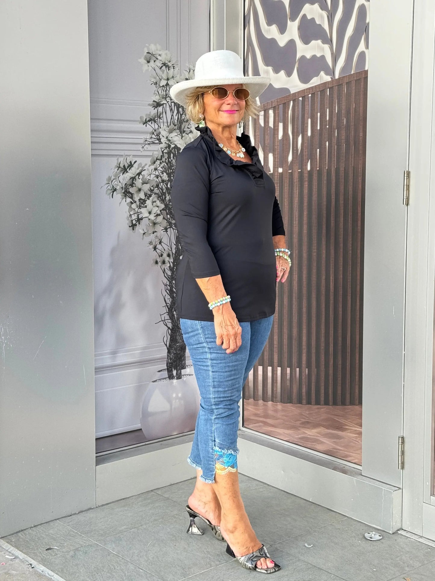 BLACK 3/25 SLEEVE RUFFLE TOP