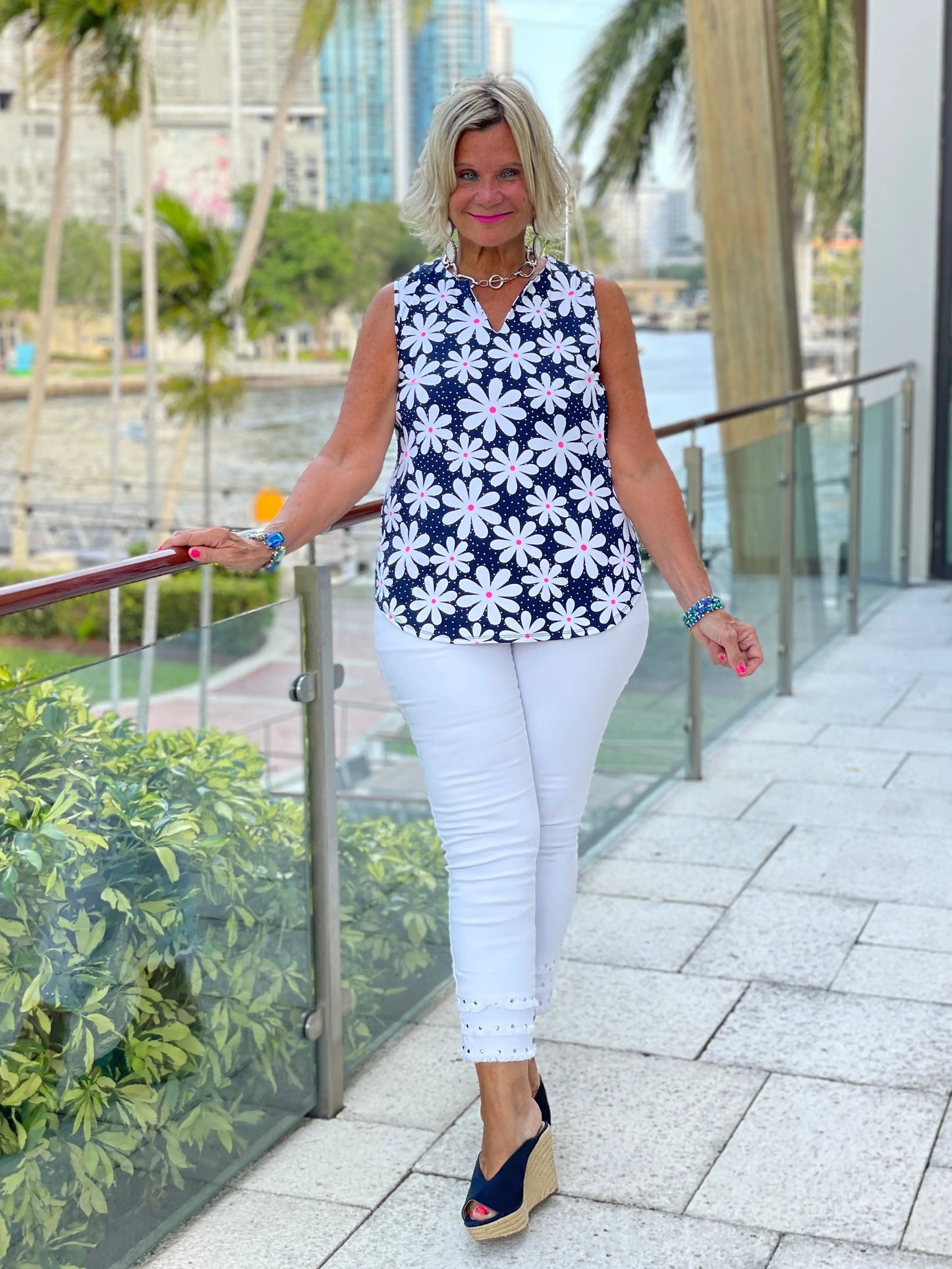 DAISY DAY SLEEVELESS V-NECK TOP