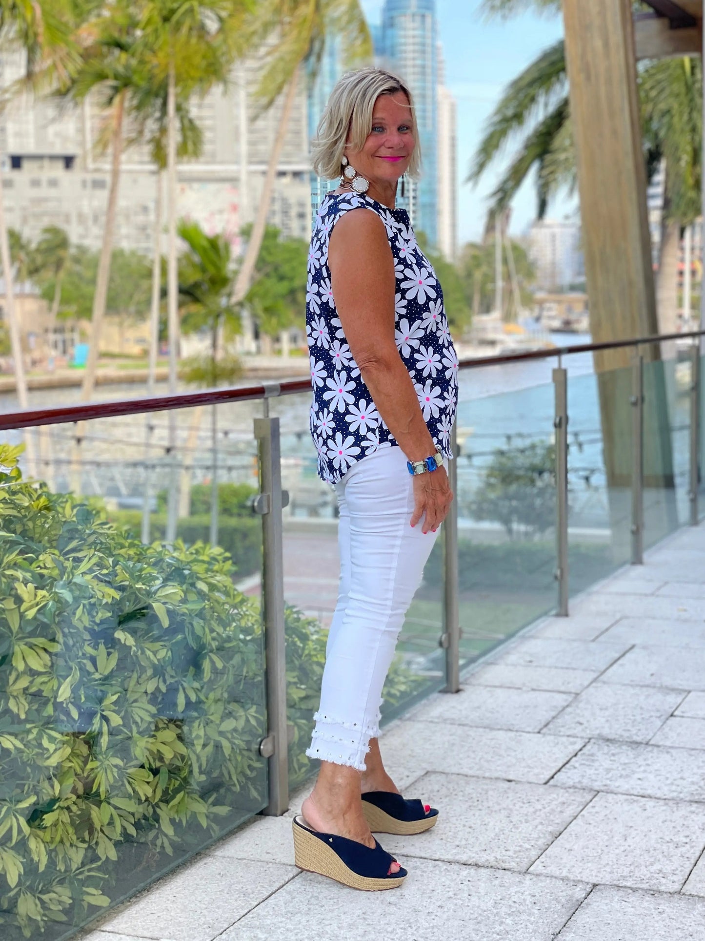 DAISY DAY SLEEVELESS V-NECK TOP