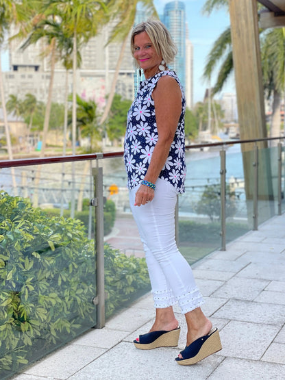 DAISY DAY SLEEVELESS V-NECK TOP