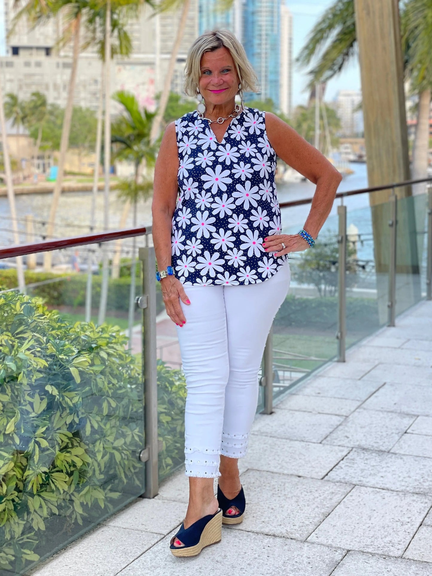 DAISY DAY SLEEVELESS V-NECK TOP