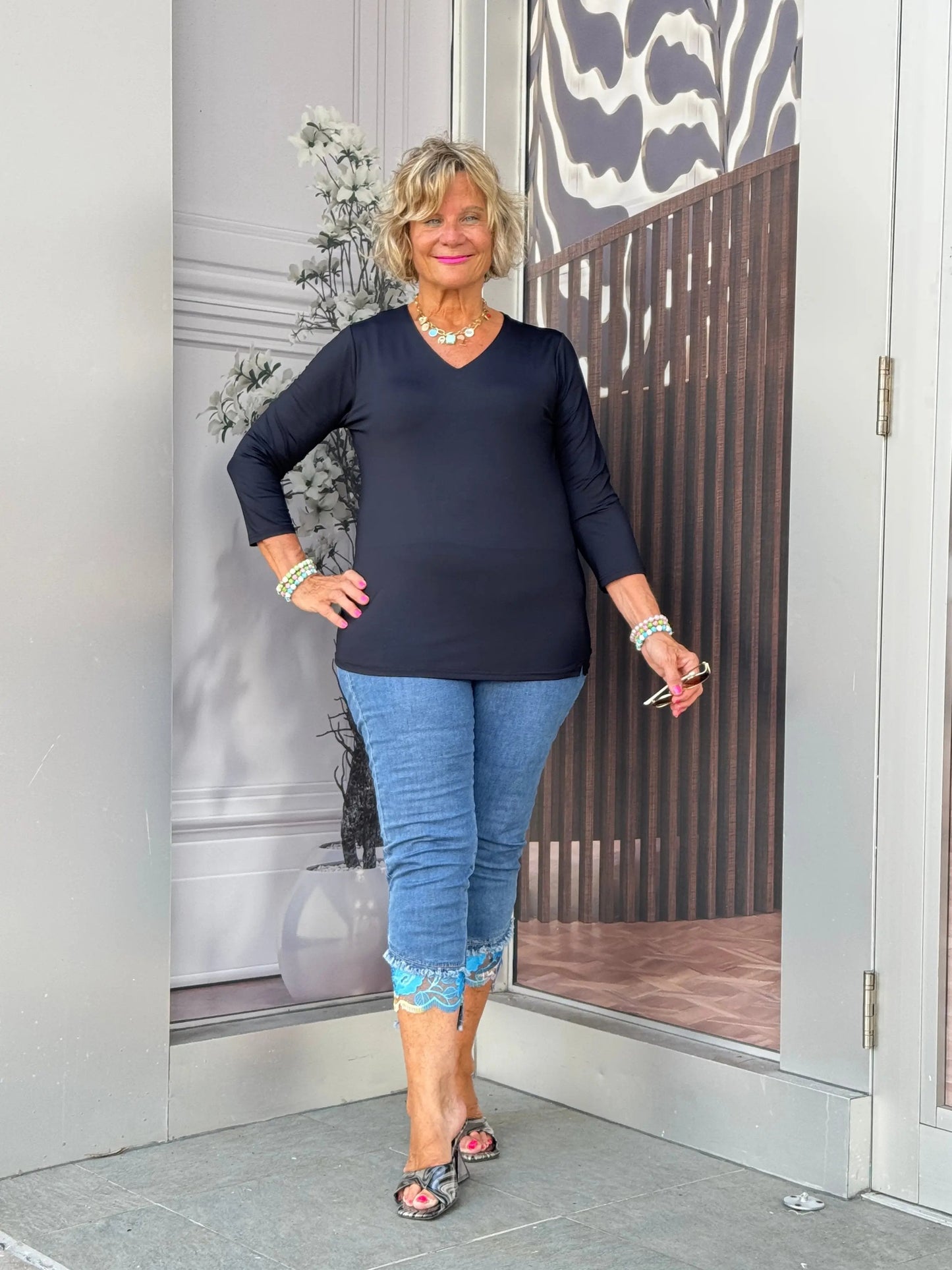 BLACK SLEEVE V-NECK TOP