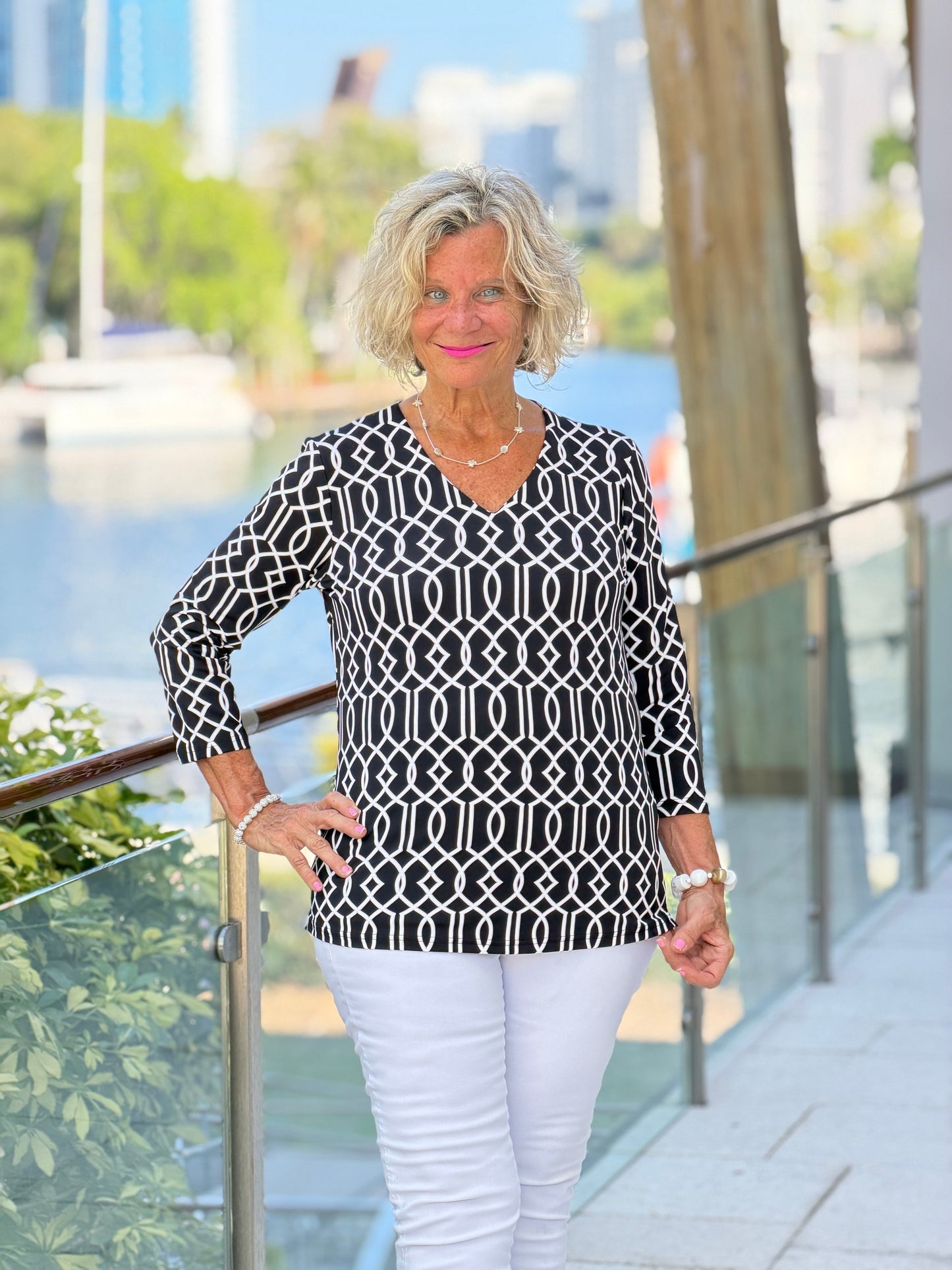 LULU B MIDNIGHT TRELLIS V NECK TOP