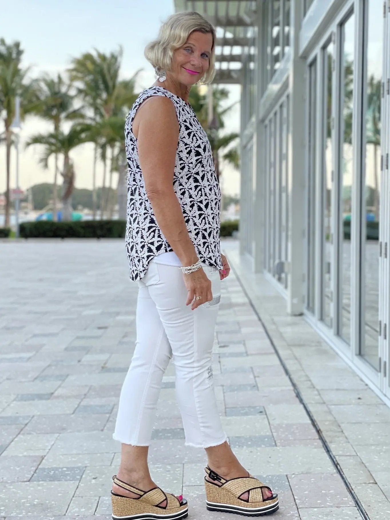 BLACK AND BEIGE SLEEVELESS TOP