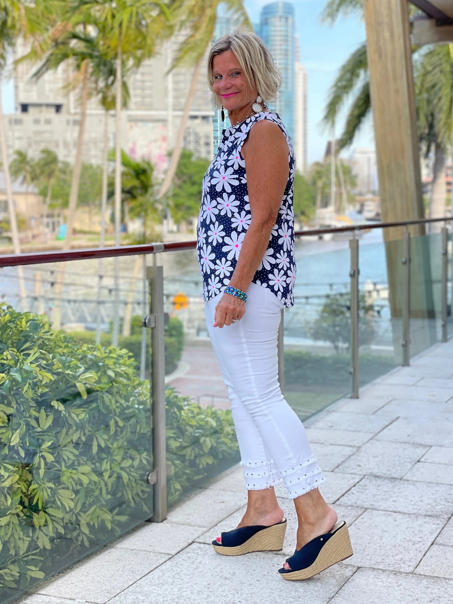 DAISY DAY SLEEVLESS V NECK TOP