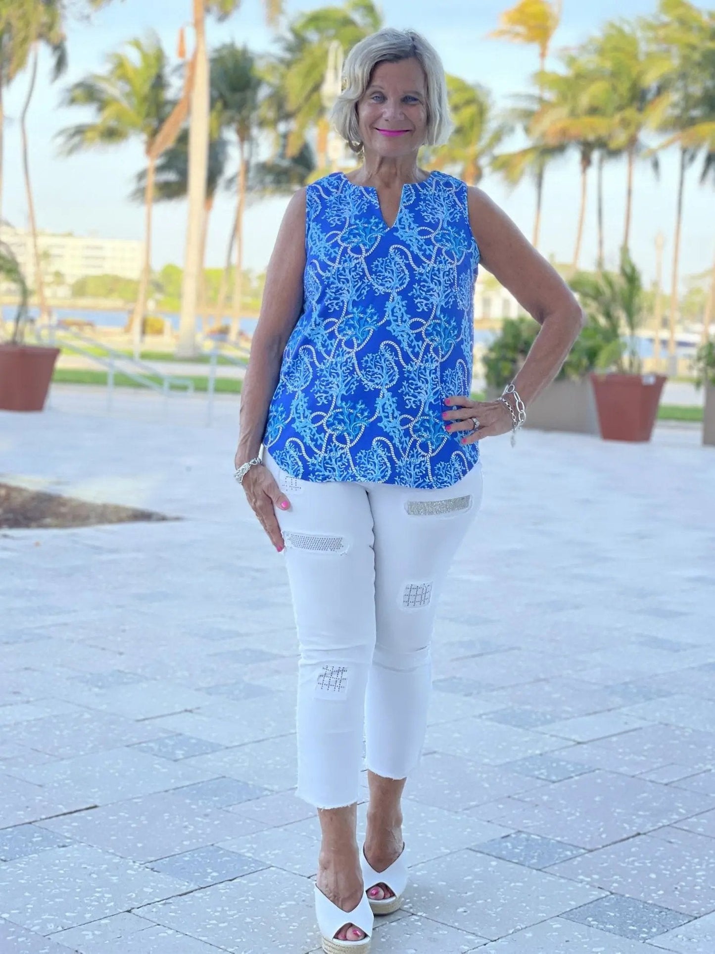 AQUA LANE SLEEVELESS V -NECK