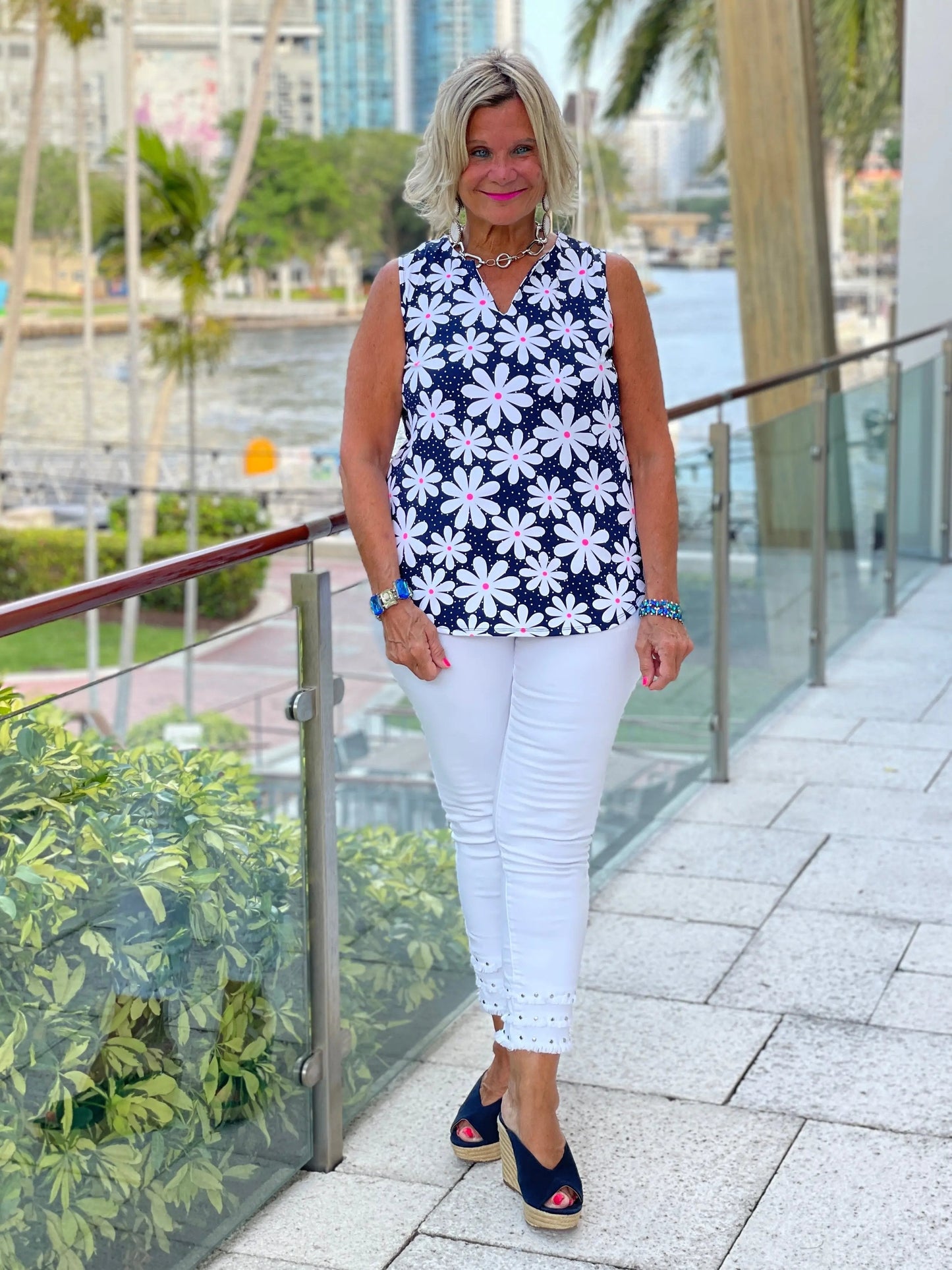 DAISY DAY SLEEVLESS V NECK TOP