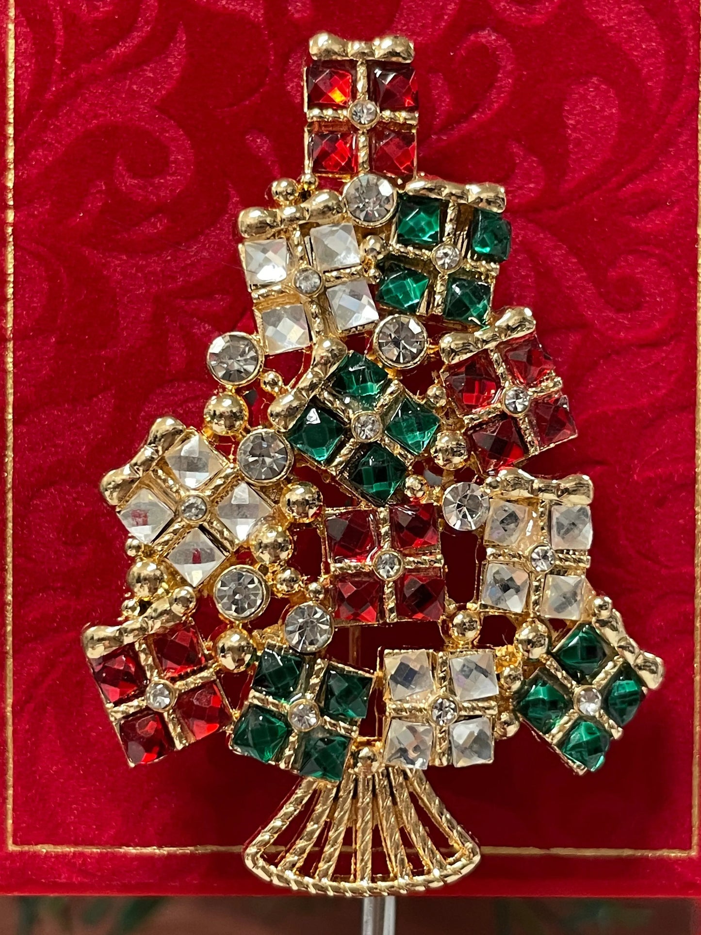 HOLIDAY PRESENTS PIN