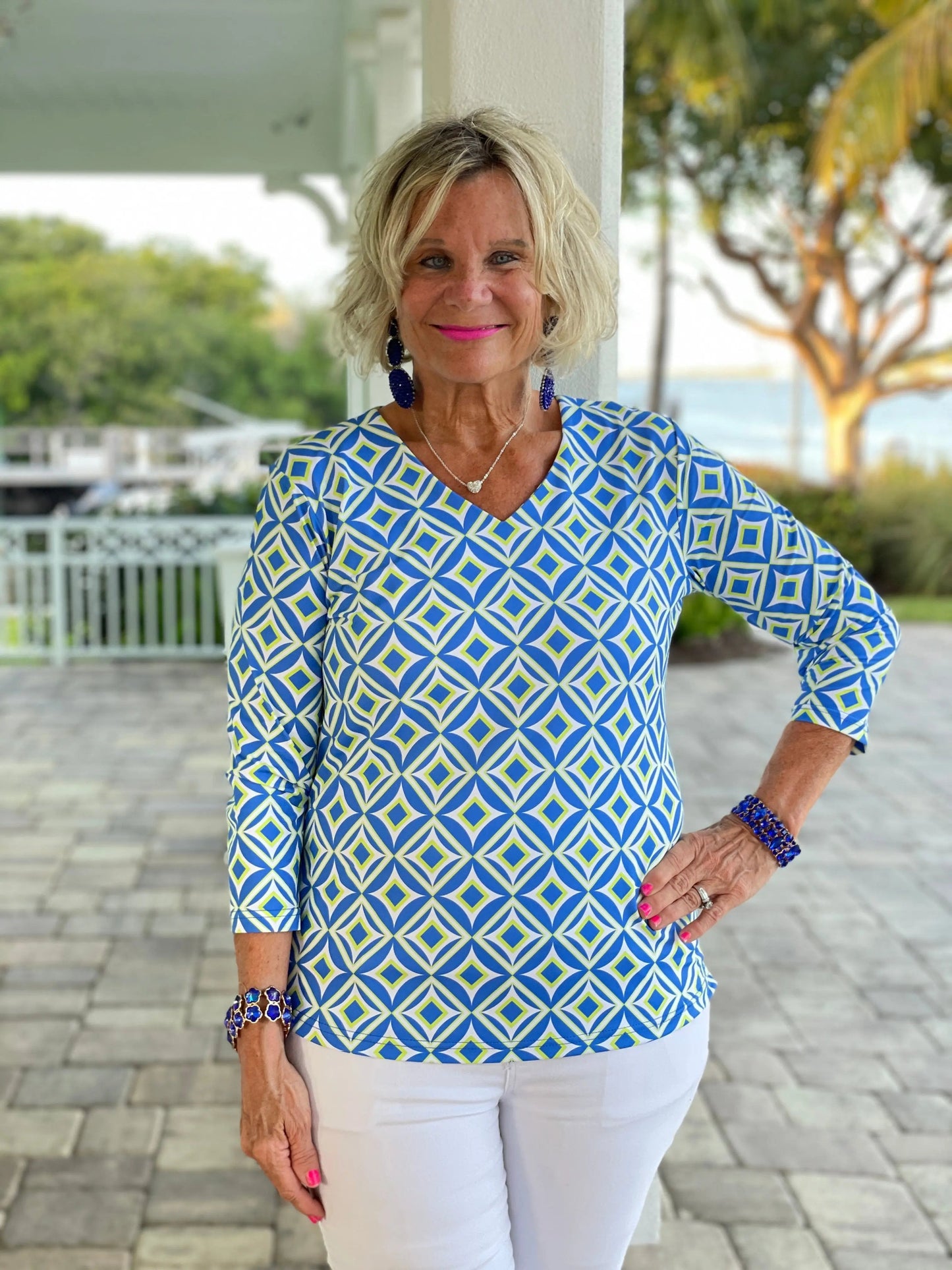 AQUA DIAMONDS V NECK