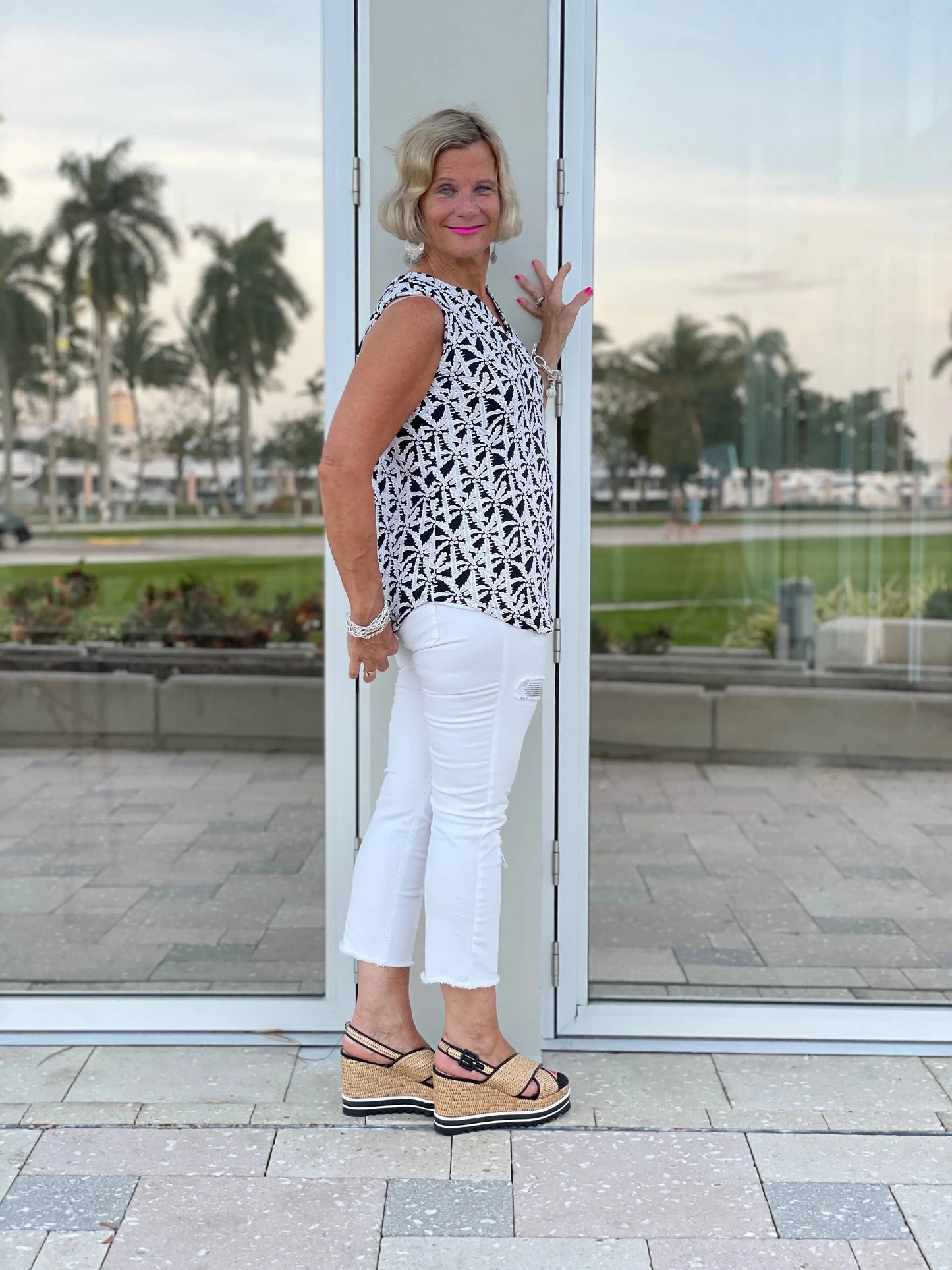 BLACK AND BEIGE SLEEVELESS TOP