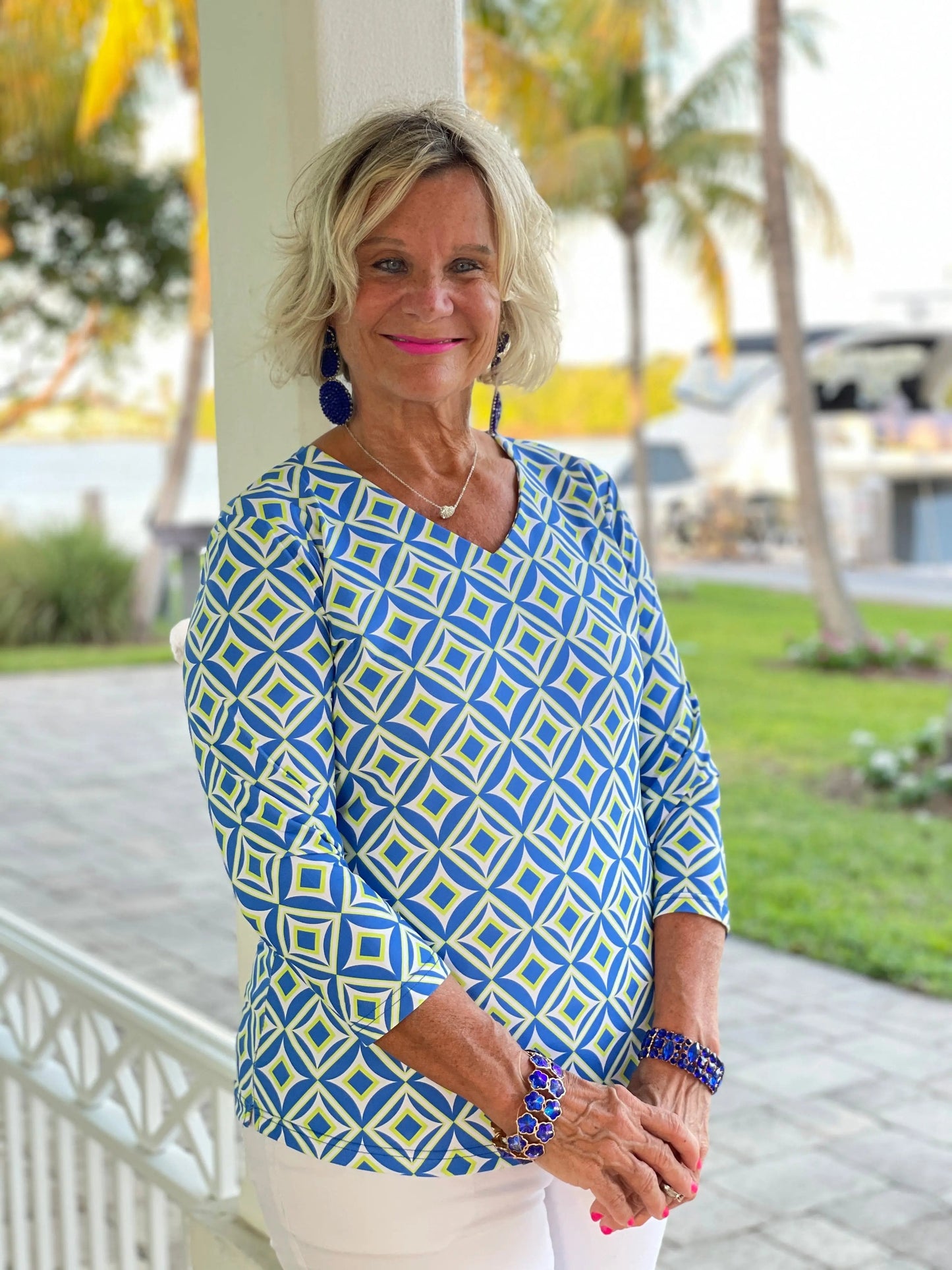 AQUA DIAMONDS V NECK