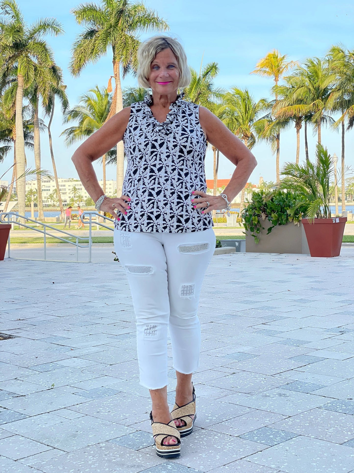 BLACK AND BEIGE SLEEVELESS RUFFLE