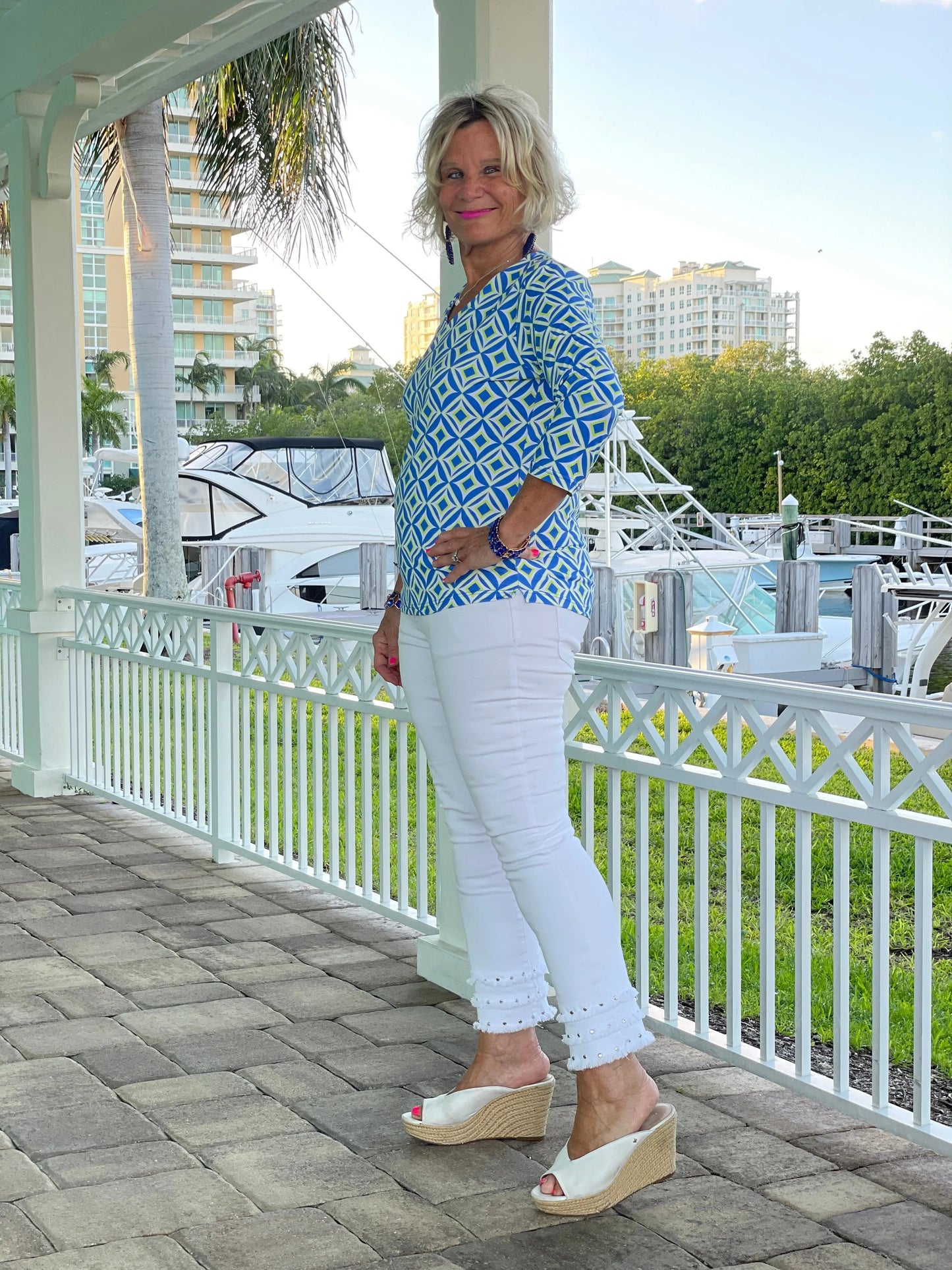 AQUA DIAMONDS V NECK