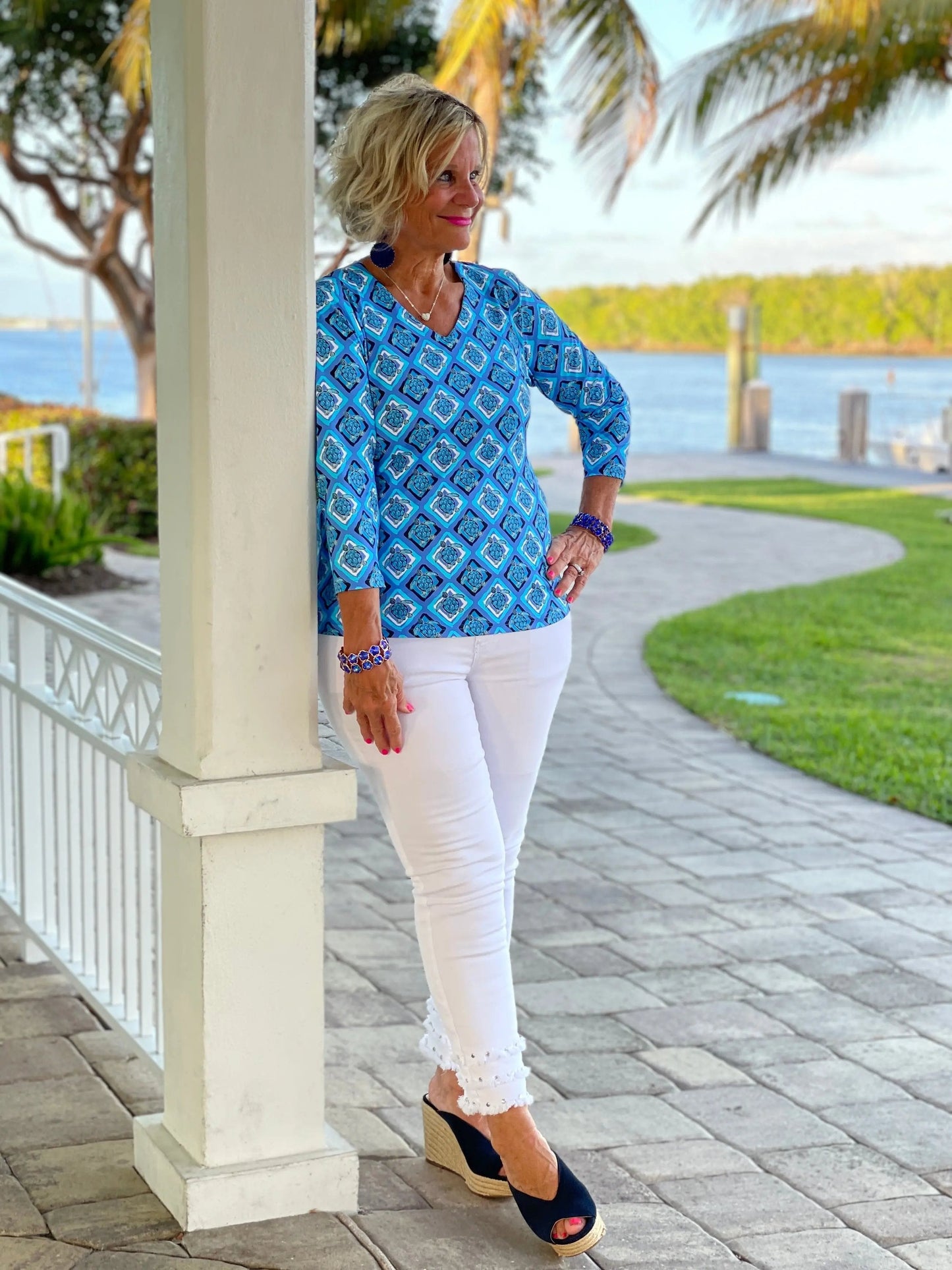 BAHAMA BLUE TURTLE V NECK