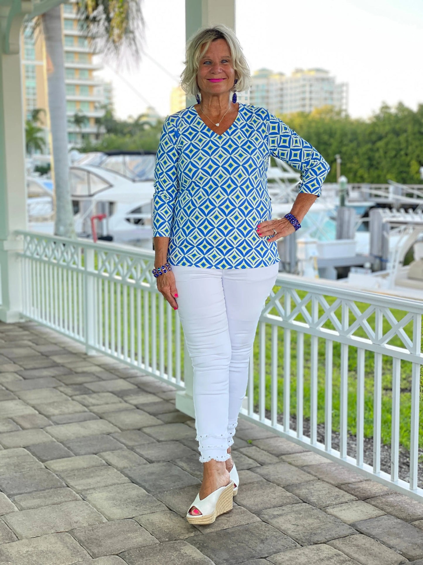AQUA DIAMONDS V NECK