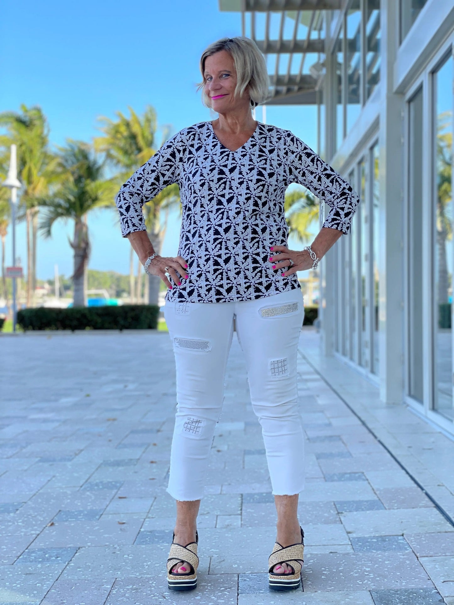 BLACK AND BEIGE V-NECK TOP