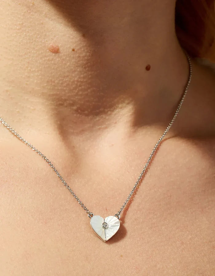 Spartina 449 Se La Vie Radiant/Mother of Pearl Heart Necklace Spartina 449 Radiant Mother of Pearl Heart Necklace | Gift Necklaces