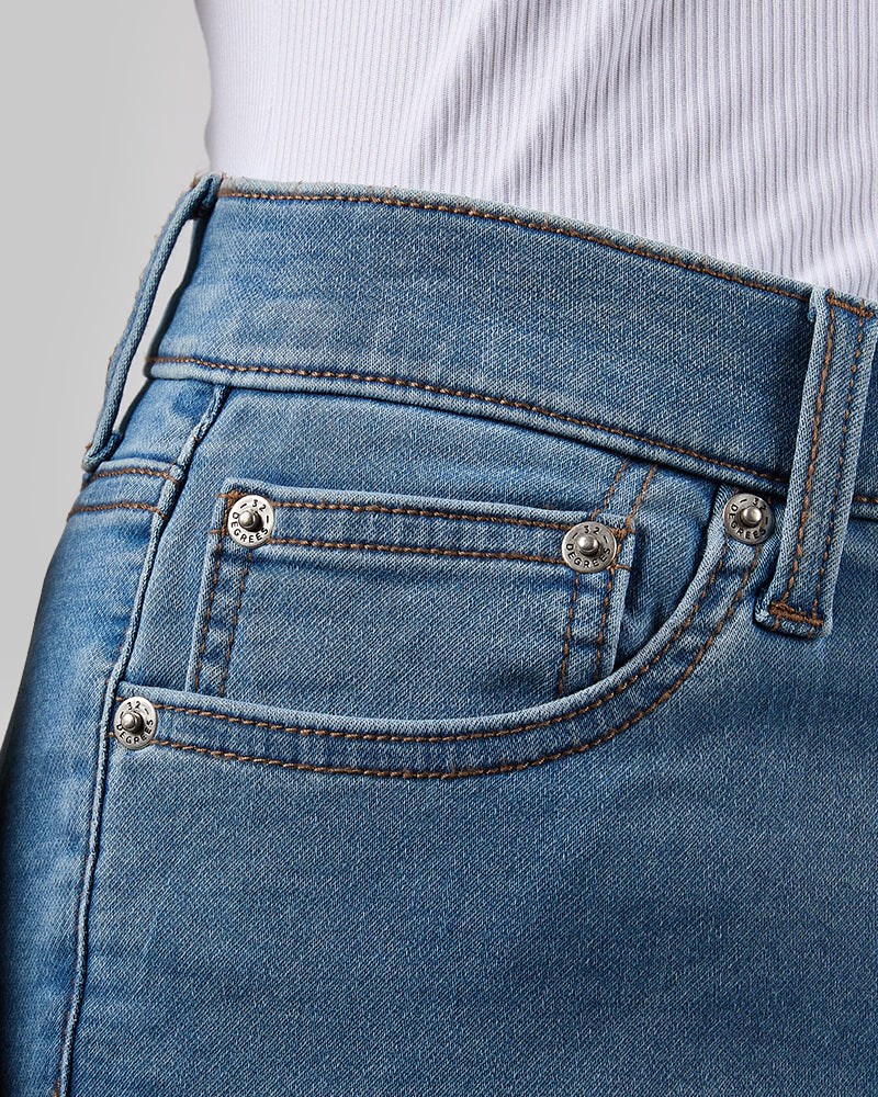 WOMEN'S STRETCH COMFORT JEAN BERMUDA SHORT